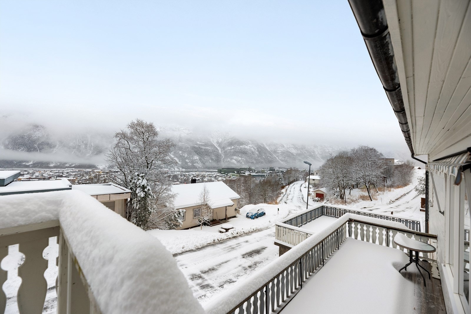Veranda med utgang fra stua. Her ser du ned til stor uteplass over garasje/carport. Galleribilde