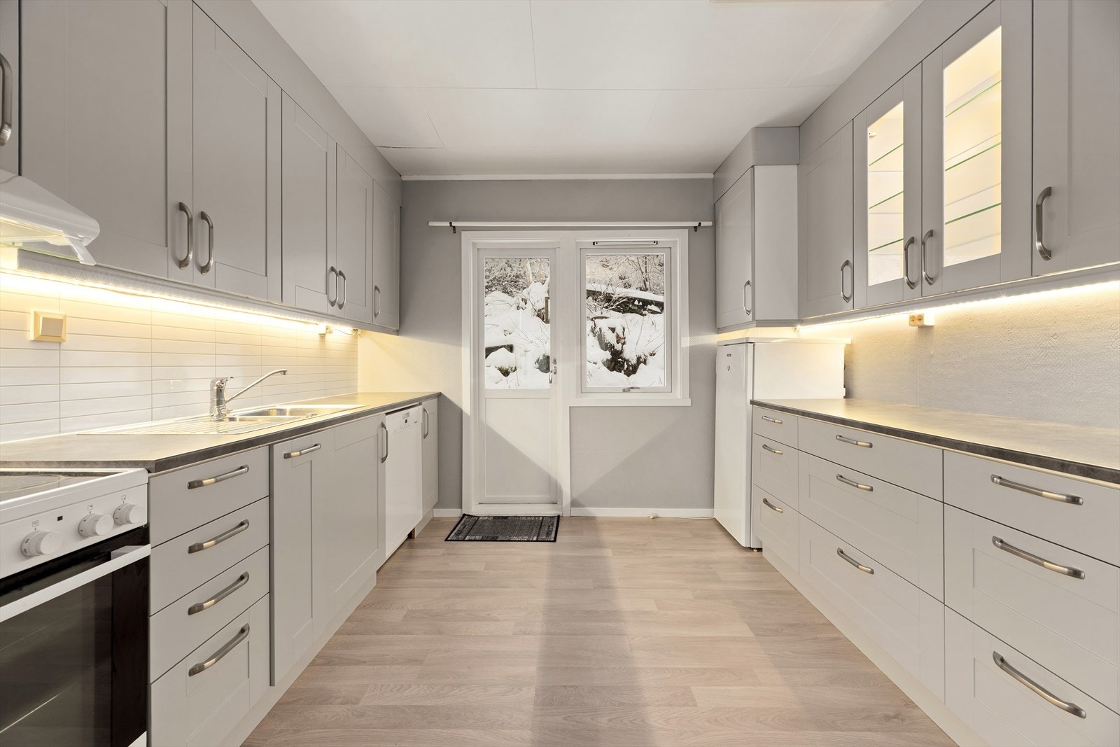 Kjøkkenet i seksjon 1 er fra Nygård Trevare og ble montert i 2017. Praktisk innredning med skap helt opp til tak, dype skuffer og godt med benkeplass. Dør ut til terreng. Galleribilde