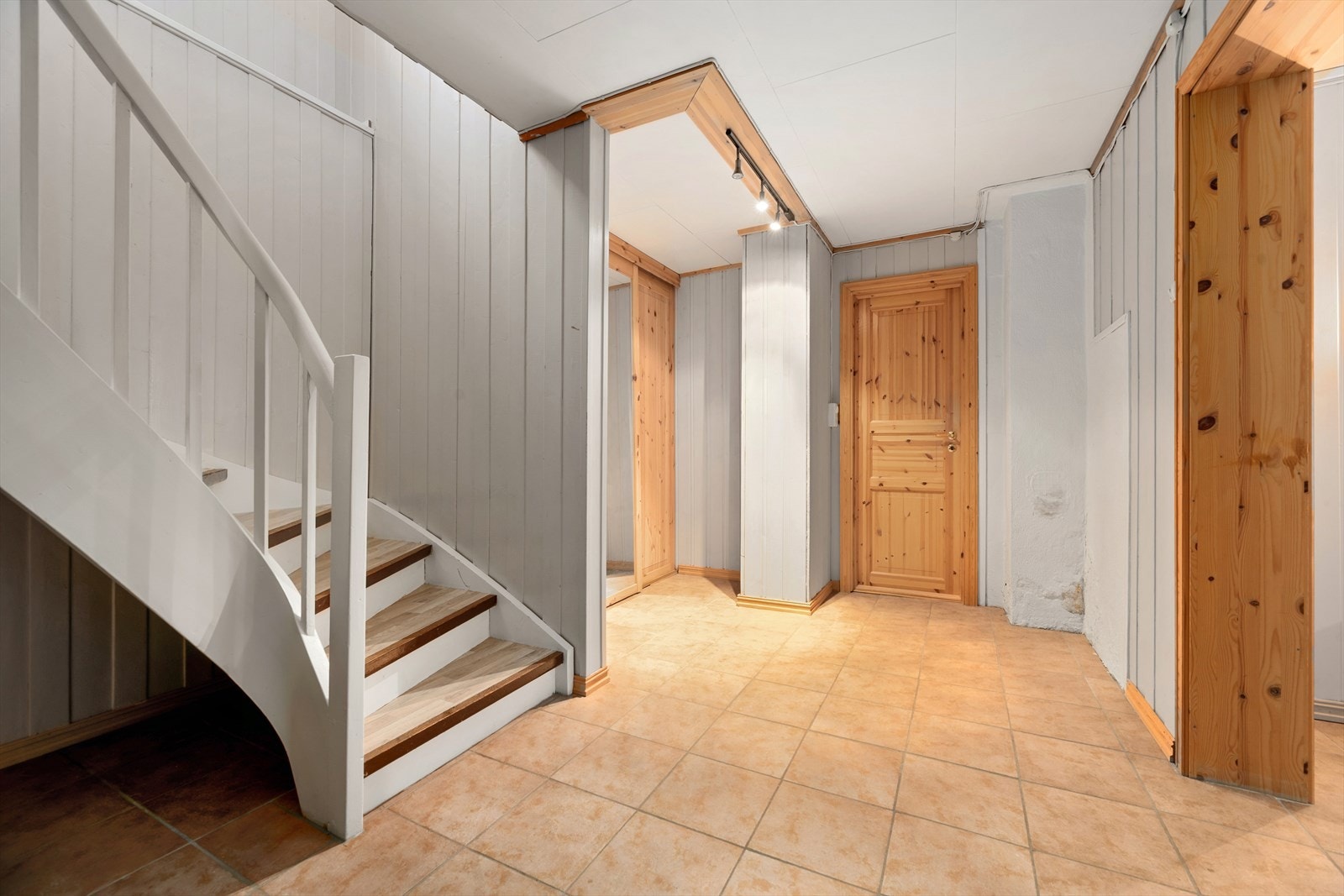 Hall. Trapp opp til hovedplan. I sokkeletasjens seksjon 1 er det 1 stor bod. Galleribilde