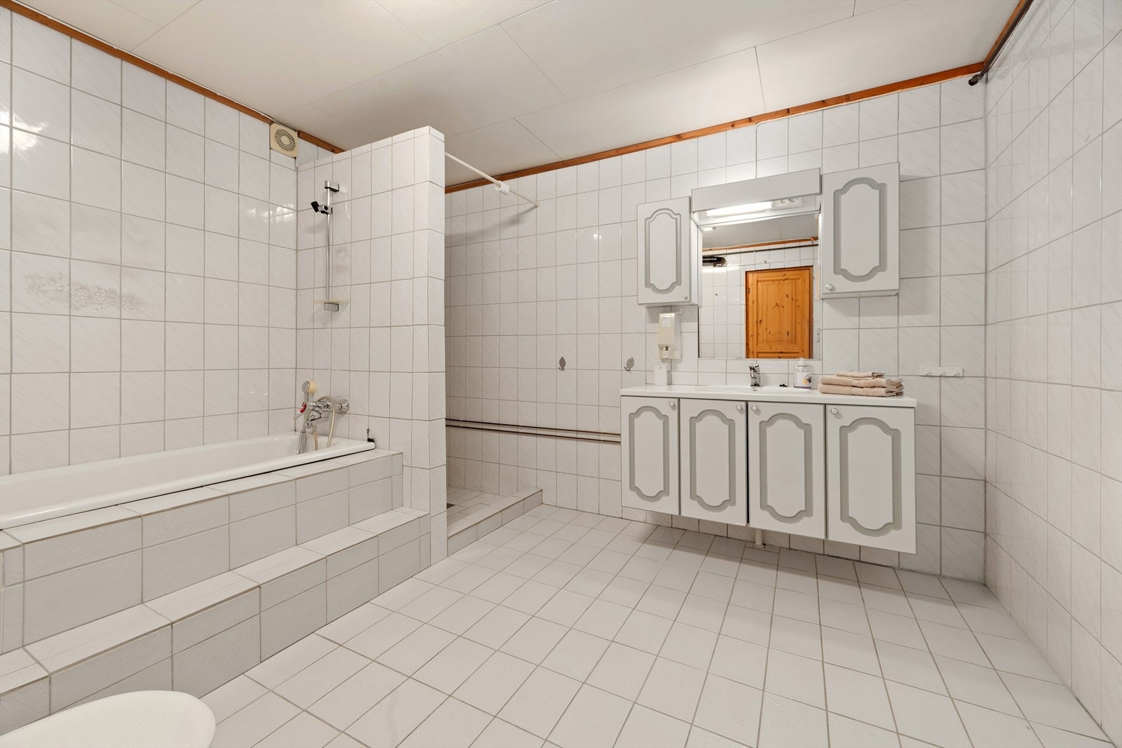 Stort flislagt bad med dusjsone og badekar. Toalett og baderomsinnredning. Gulvvarme. I tillegg til dette badet er det et romslig toalettrom i hovedetasjen som tilhører seksjon 1. Galleribilde