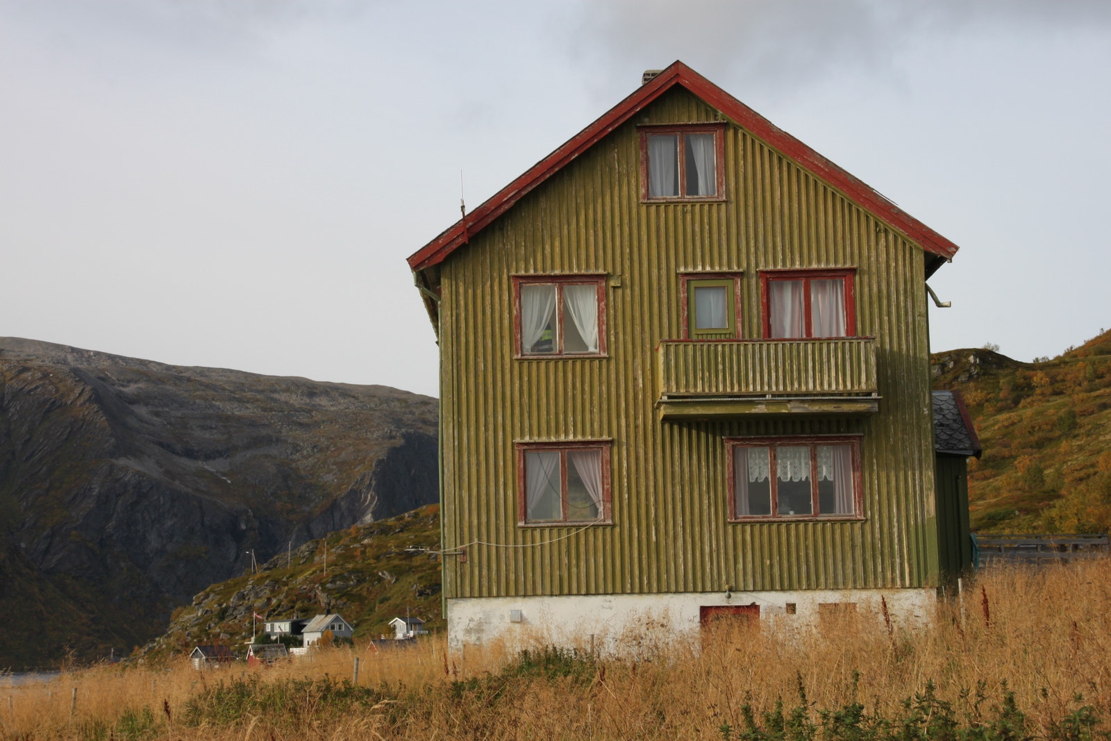 Røstsiden med balkong Galleribilde