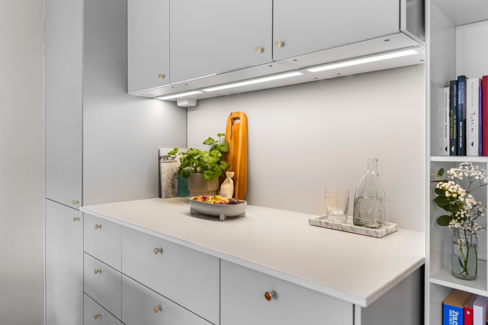 Kjøkkenet har keramisk benkeplate Galleribilde