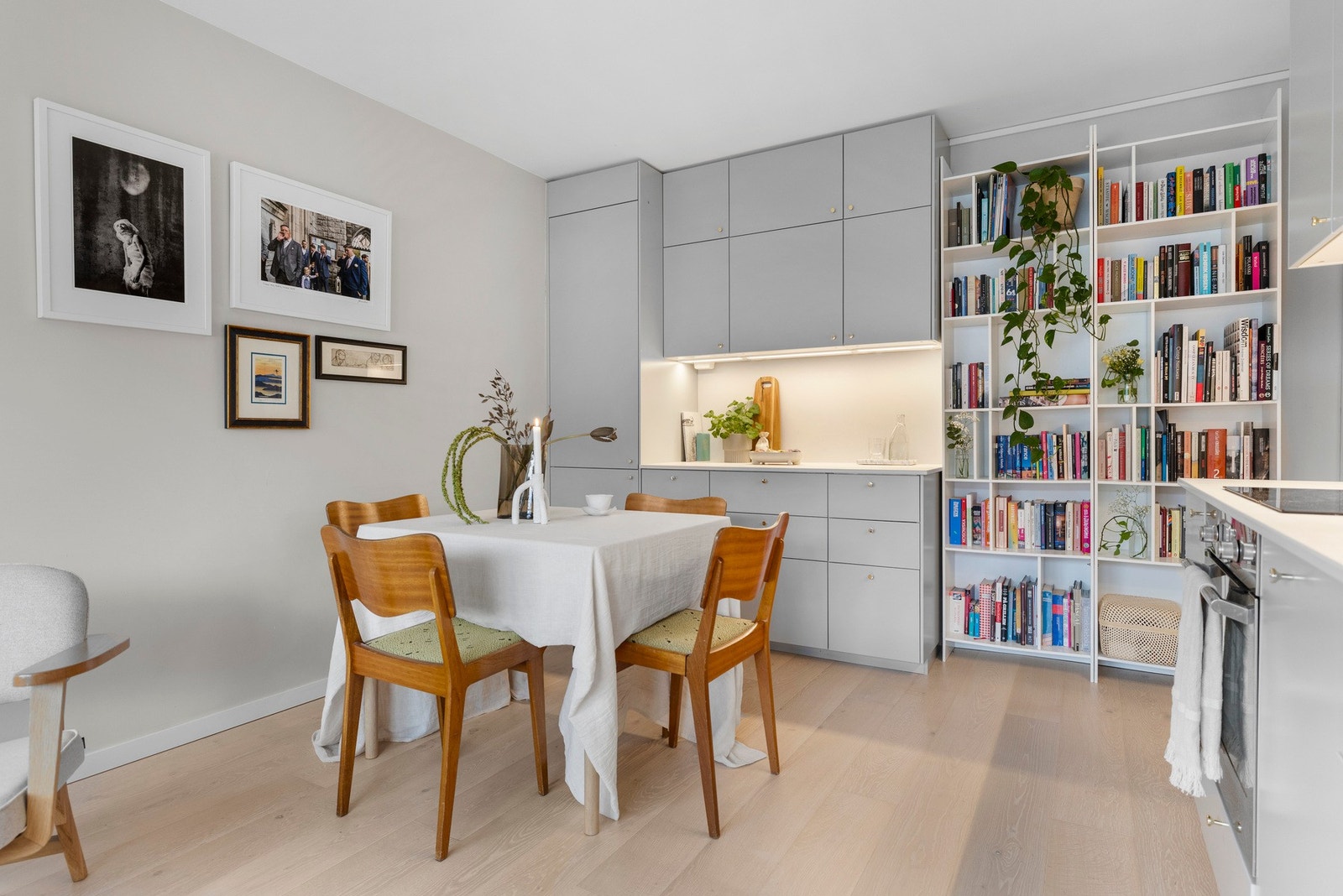 Lekkert kjøkken med integrerte hvitevarer Galleribilde