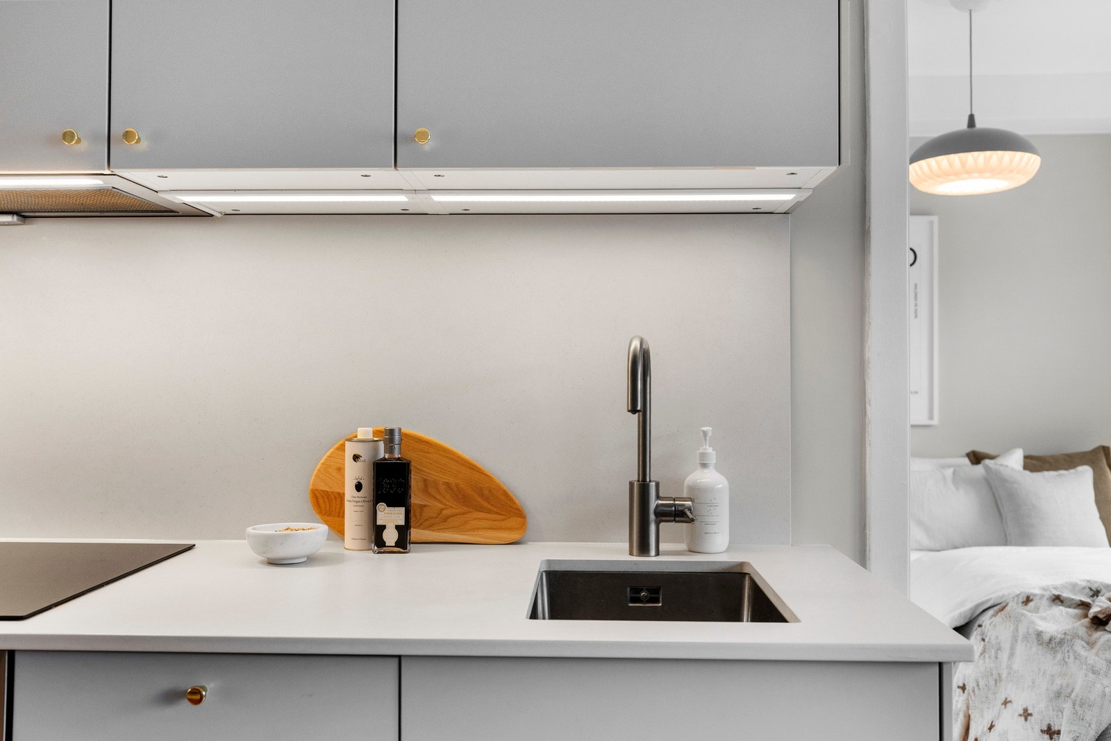 Kjøkkenet har keramisk benkeplate Galleribilde