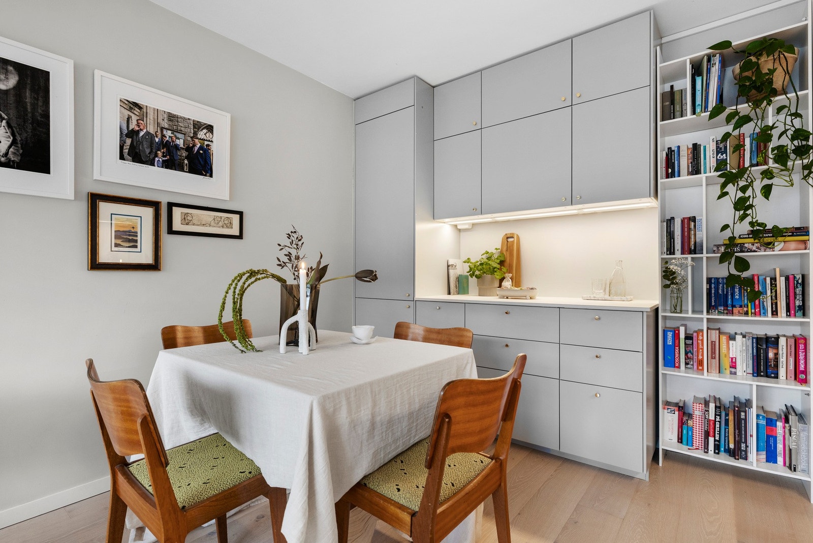 lekkert IKEA kjøkken fra 2022 med integrerte hvitvarer Galleribilde