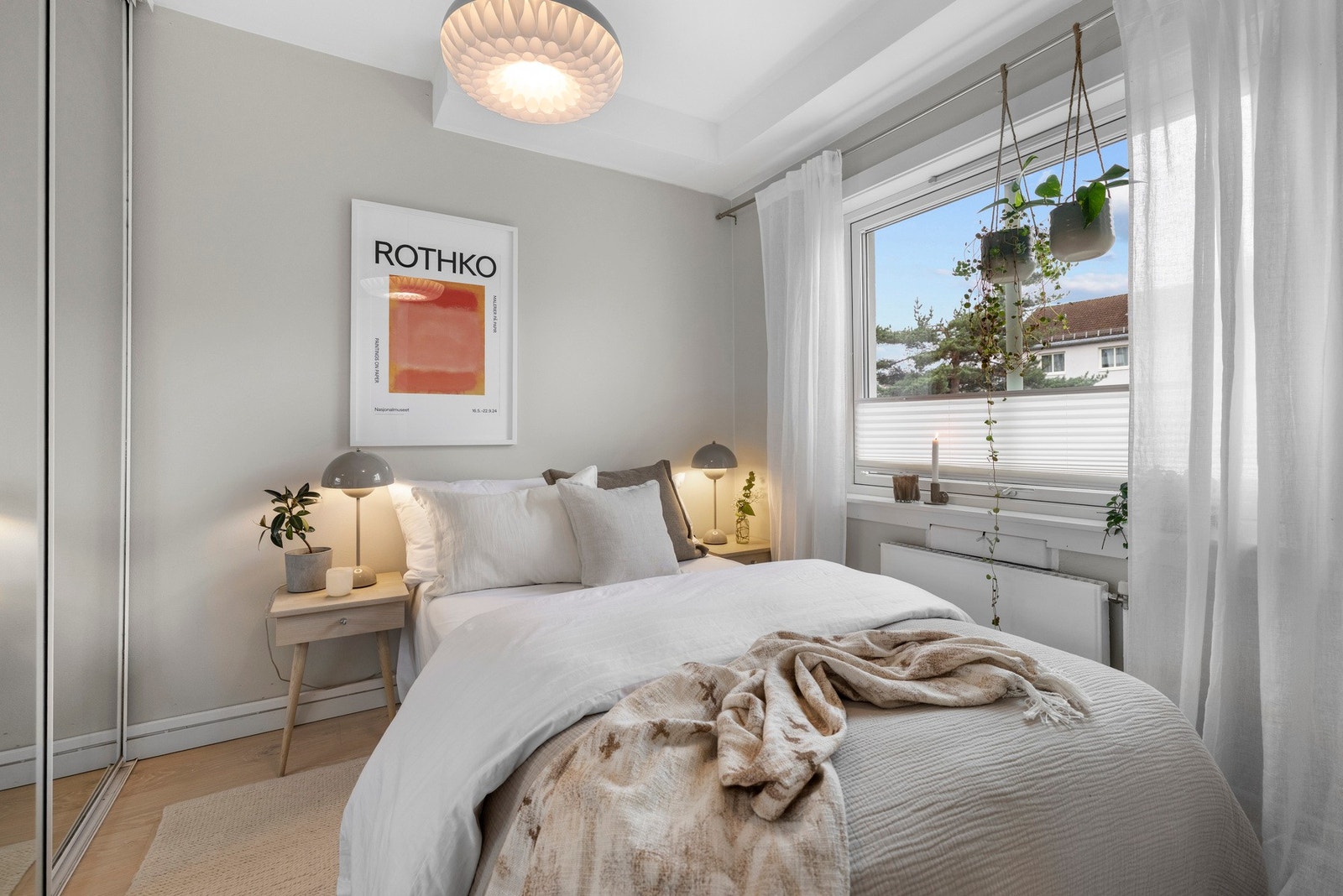 Romslig soverom med god plass til seng og god garderobe Galleribilde