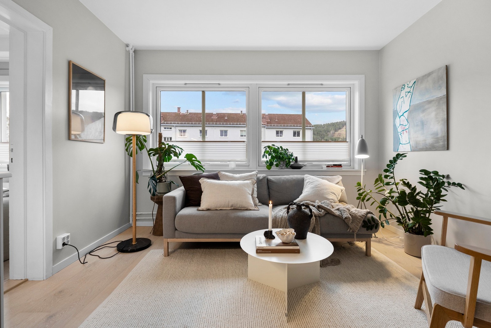 Koselig stue med plass til sofakrok og spisebord Galleribilde