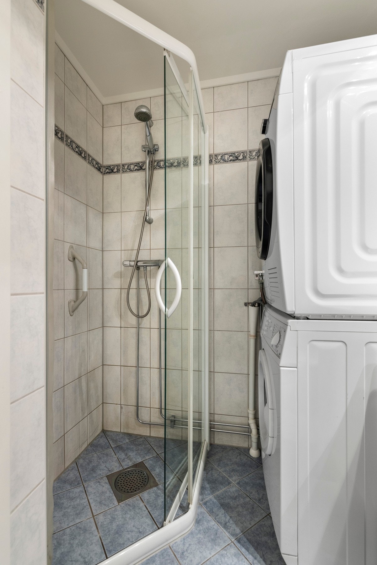 Bad har gulvvarme og opplegg vaskemaskin Galleribilde