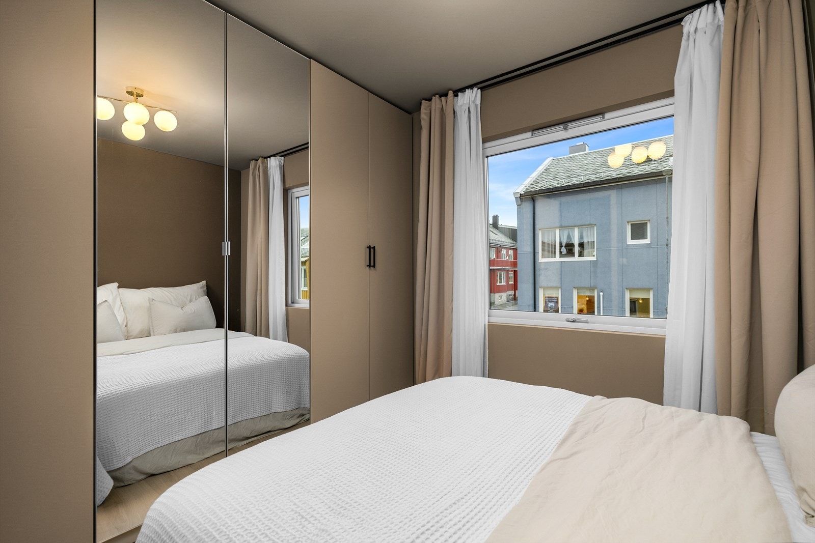 Rommet har romslig garderobeskap Galleribilde