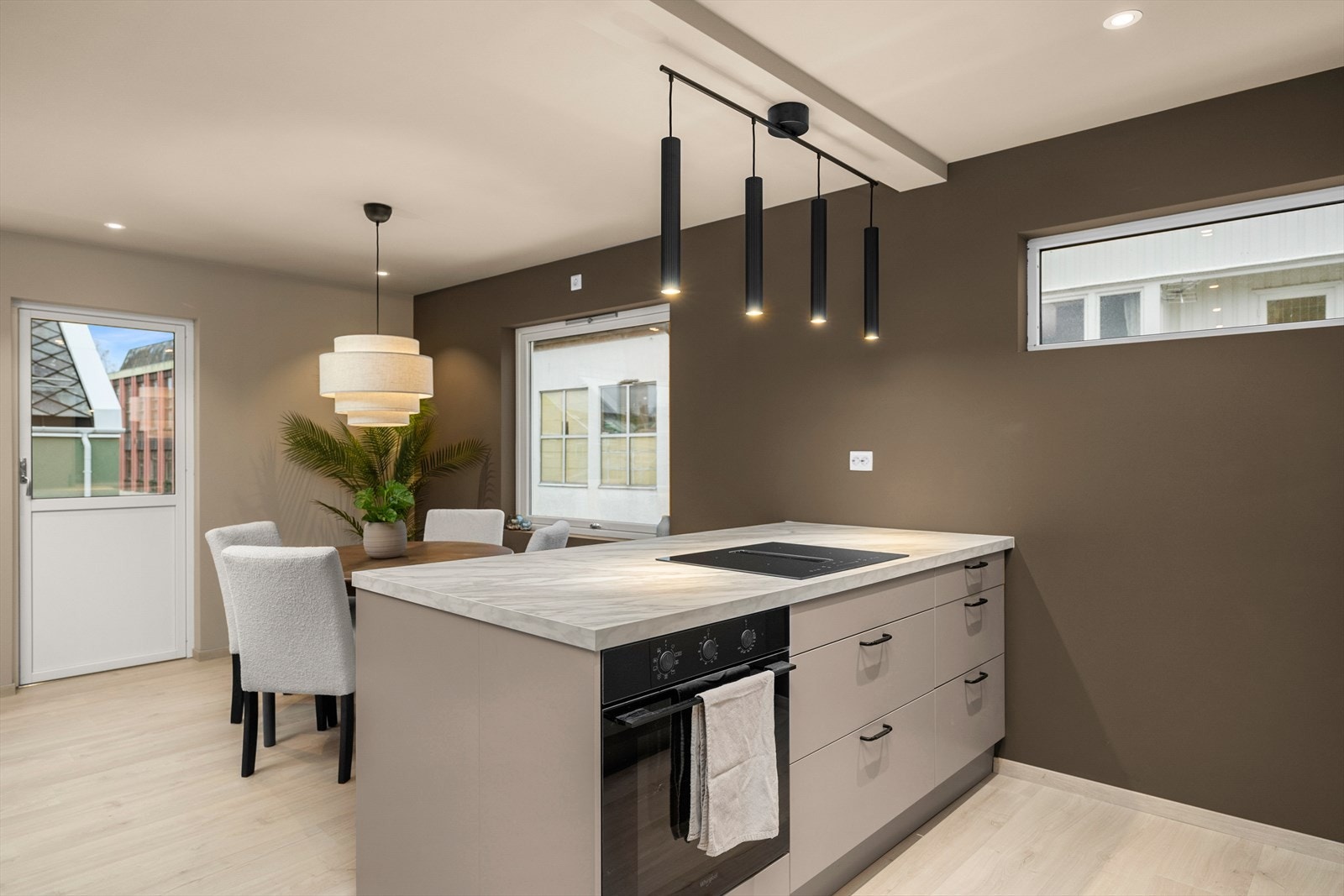 Kjøkkenet er utstyrt med integrert frys/kjøleskap, oppvaskmaskin, stekeovn, samt nedfelt steketopp. Galleribilde