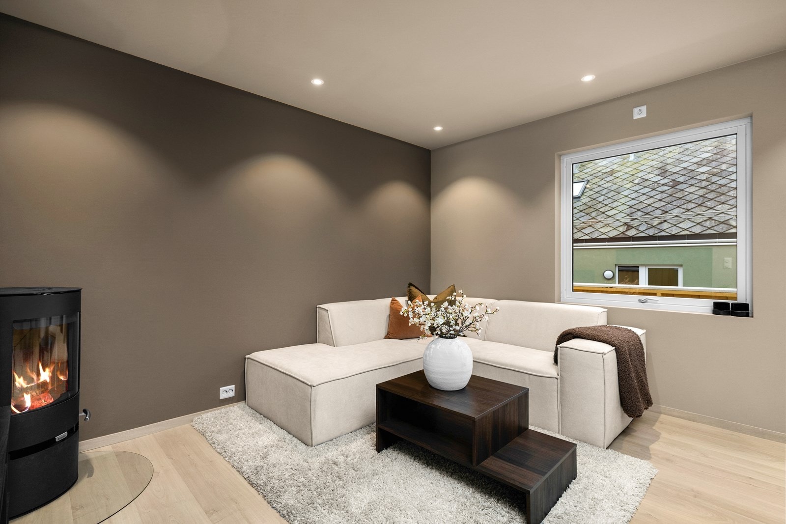 Boligen er gjennomgående oppusset det siste året med bla: overflateoppussing av alle overflater, nytt kjøkken og nytt bad. Galleribilde