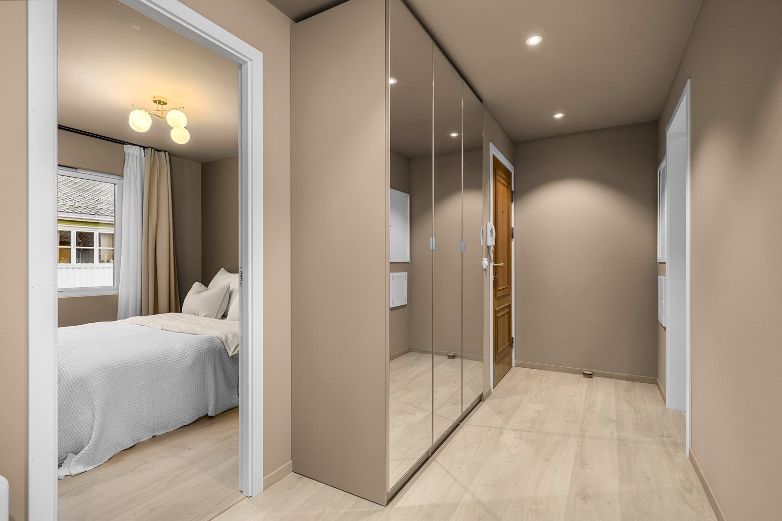 Entre med stor garderobe Galleribilde