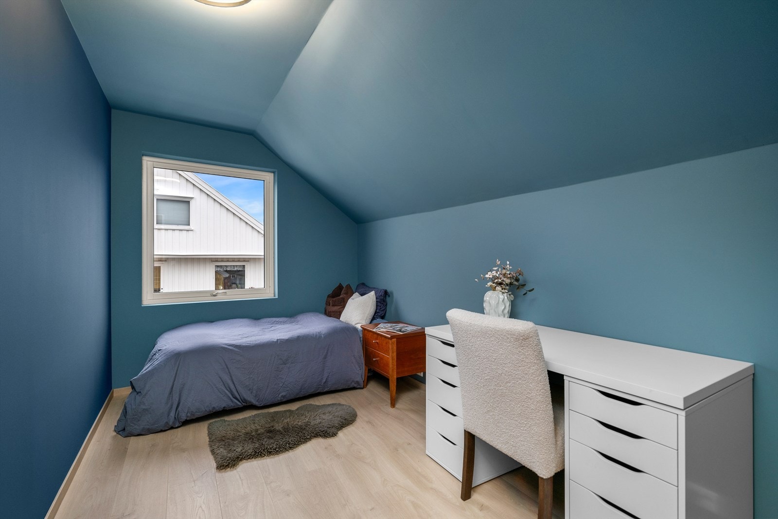 Seksjonen har tilleggsareal på loft, rommet er pr i dag benyttet som gjesterom/kontor Galleribilde