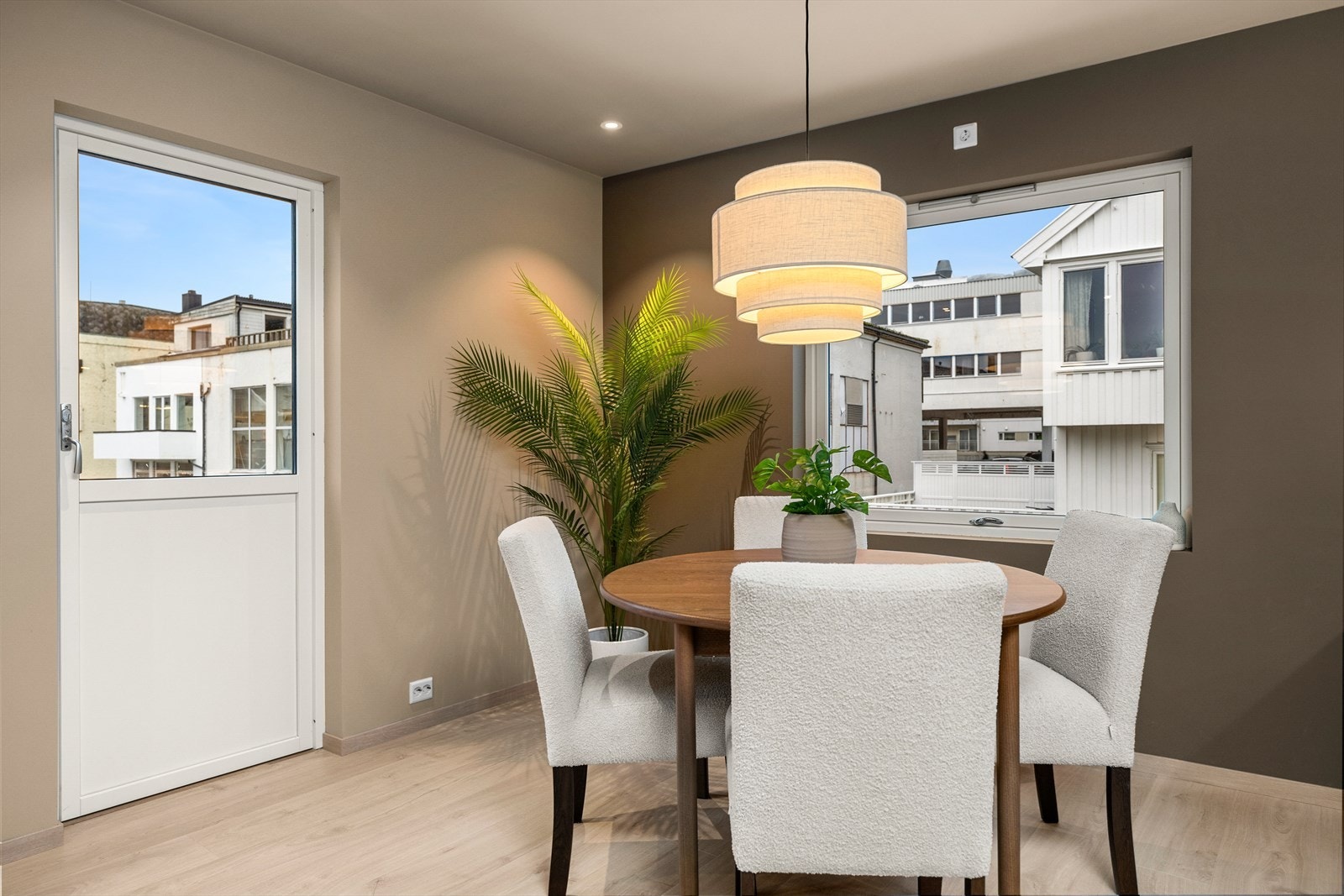 Fra spisestue er det utgang til veranda Galleribilde