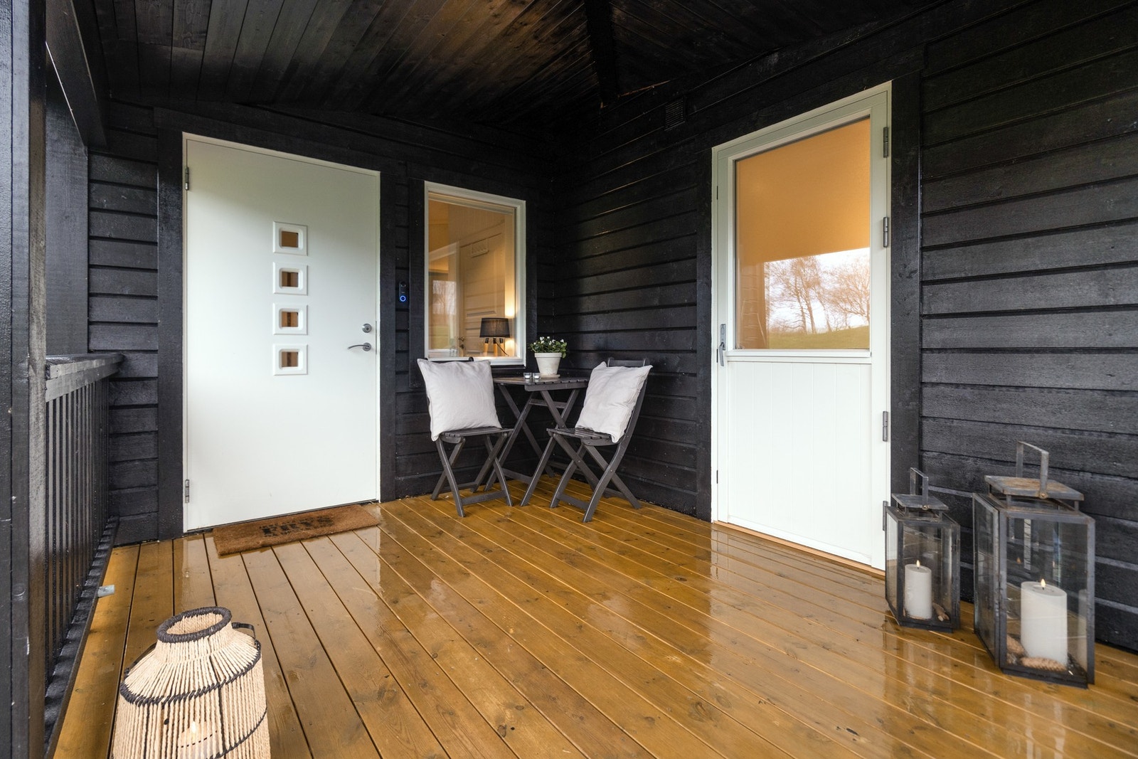 Inngangsparti med dør inn til entré og dør inn til vaskerommet Galleribilde