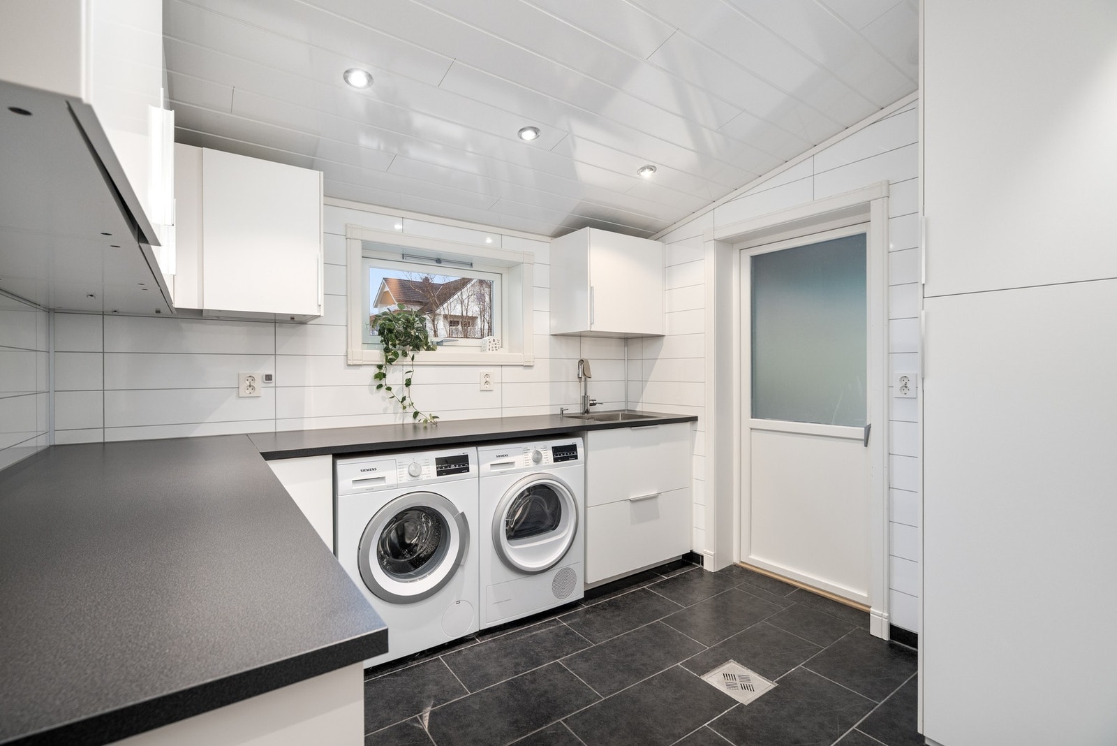 Vaskerom Galleribilde