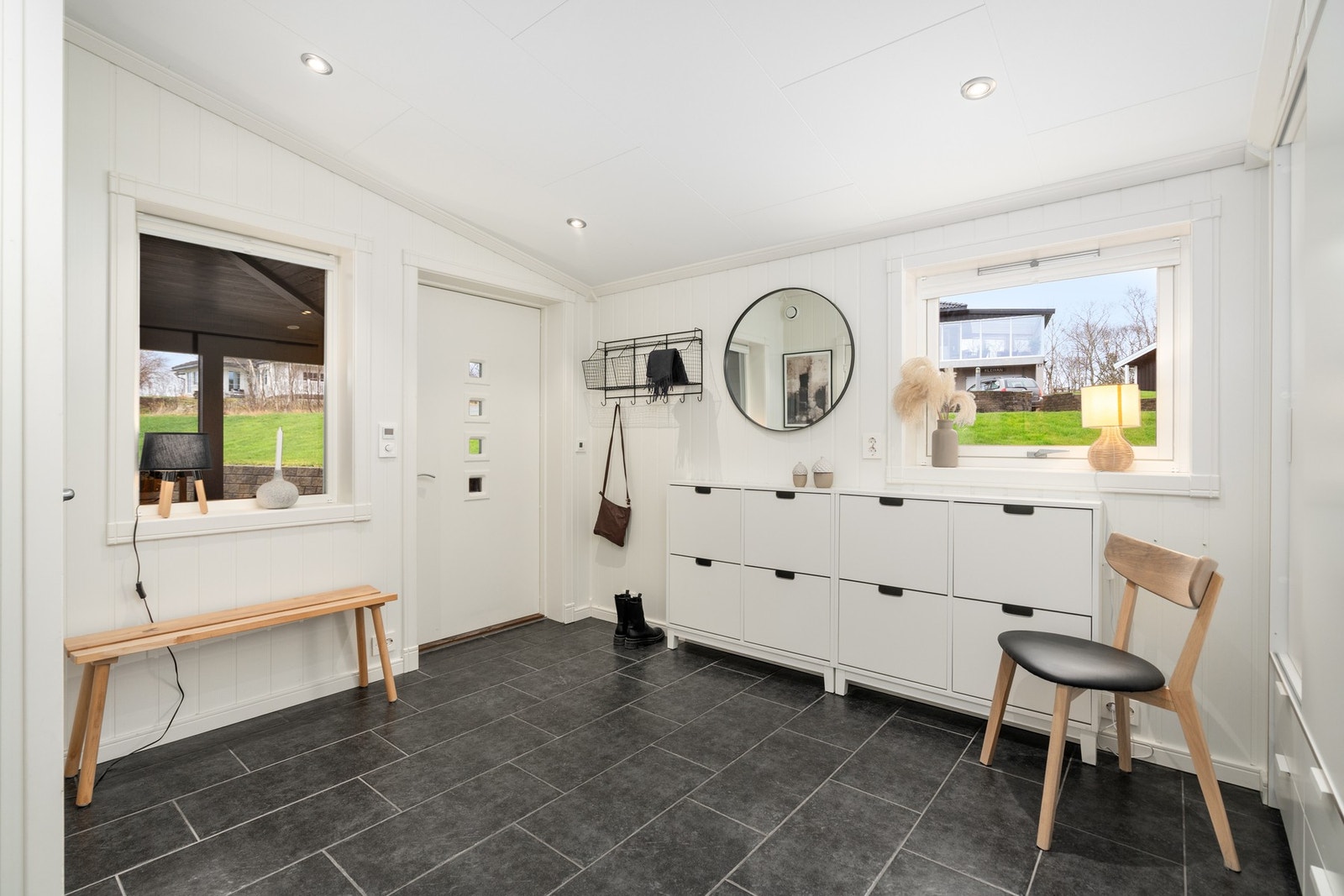 Romslig entré Galleribilde