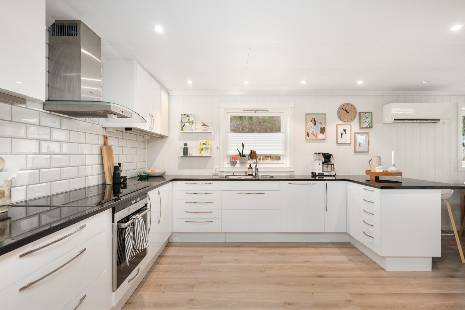 Kjøkken med masse benkeplass Galleribilde