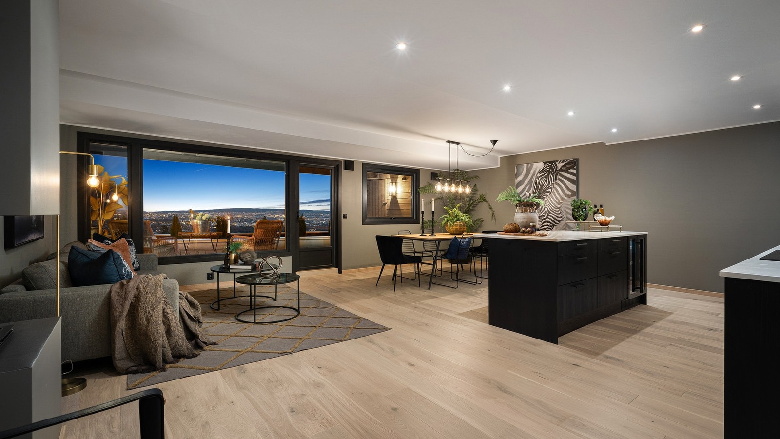 Bred enstavs lys eikeparkett er gjennomgende i leiligheten. Galleribilde