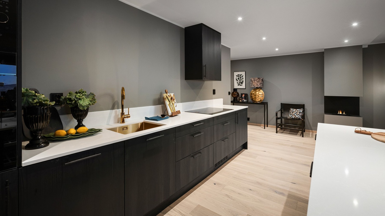 Lys kompositt benkeplate med underlimt oppvaskkum i gull. Galleribilde