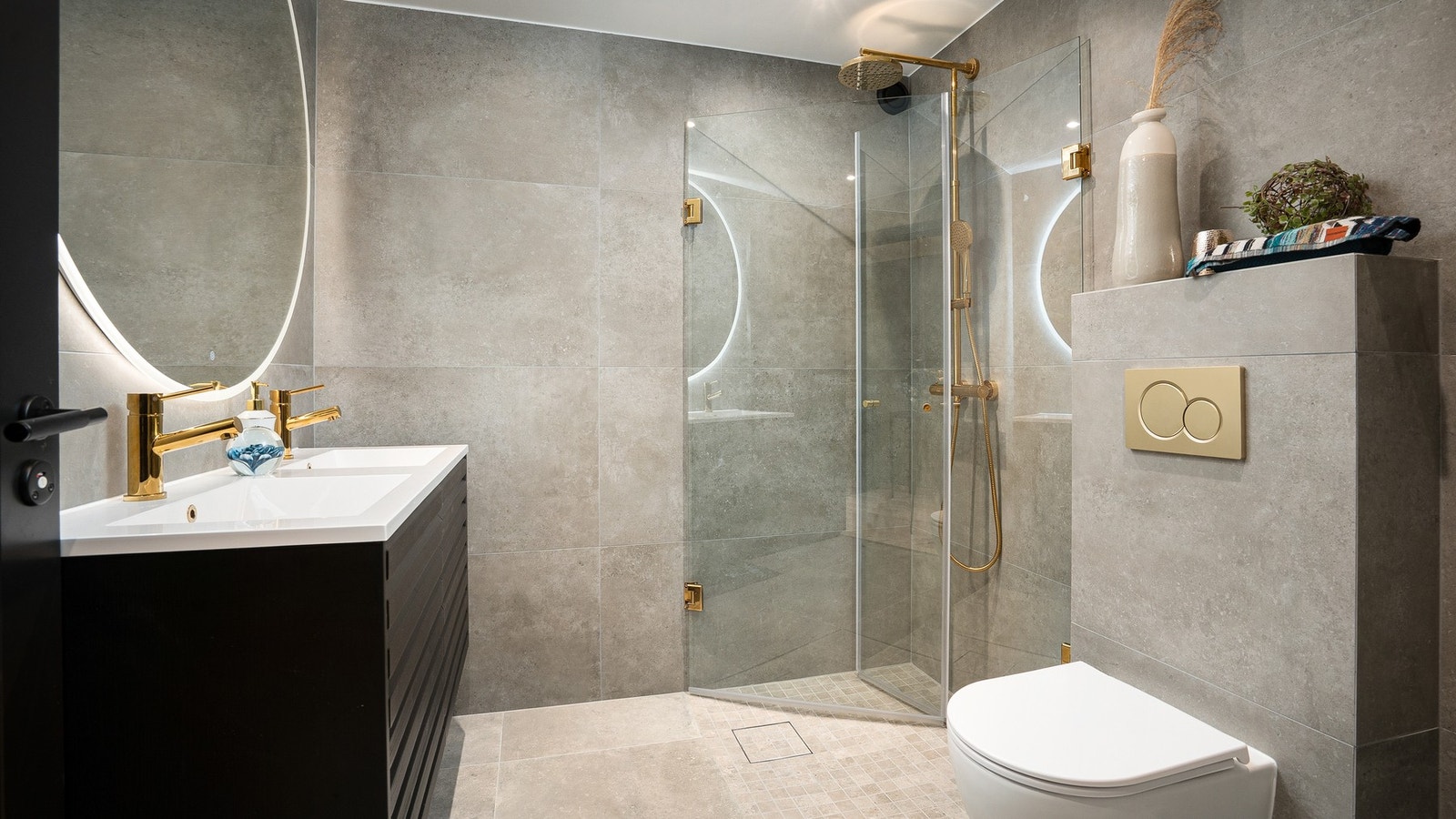 Bad 2 - også her er det dobbel vask, stort speil og gulldetaljer. Galleribilde