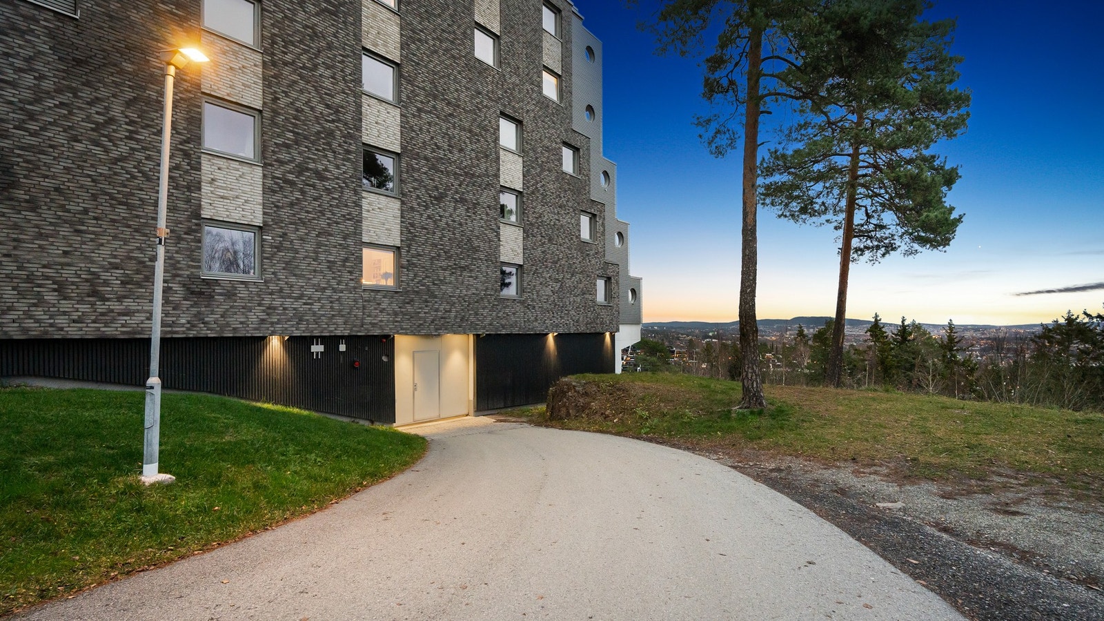 Nedkjøring til garasjen. Galleribilde