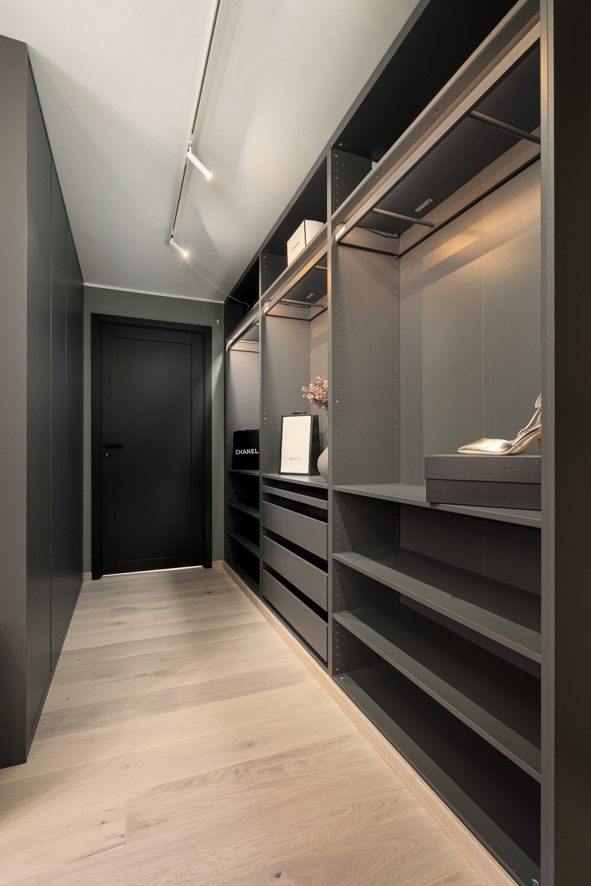 4 innredede garderobeskap med LED-belysning samt åpen garderobe. Galleribilde