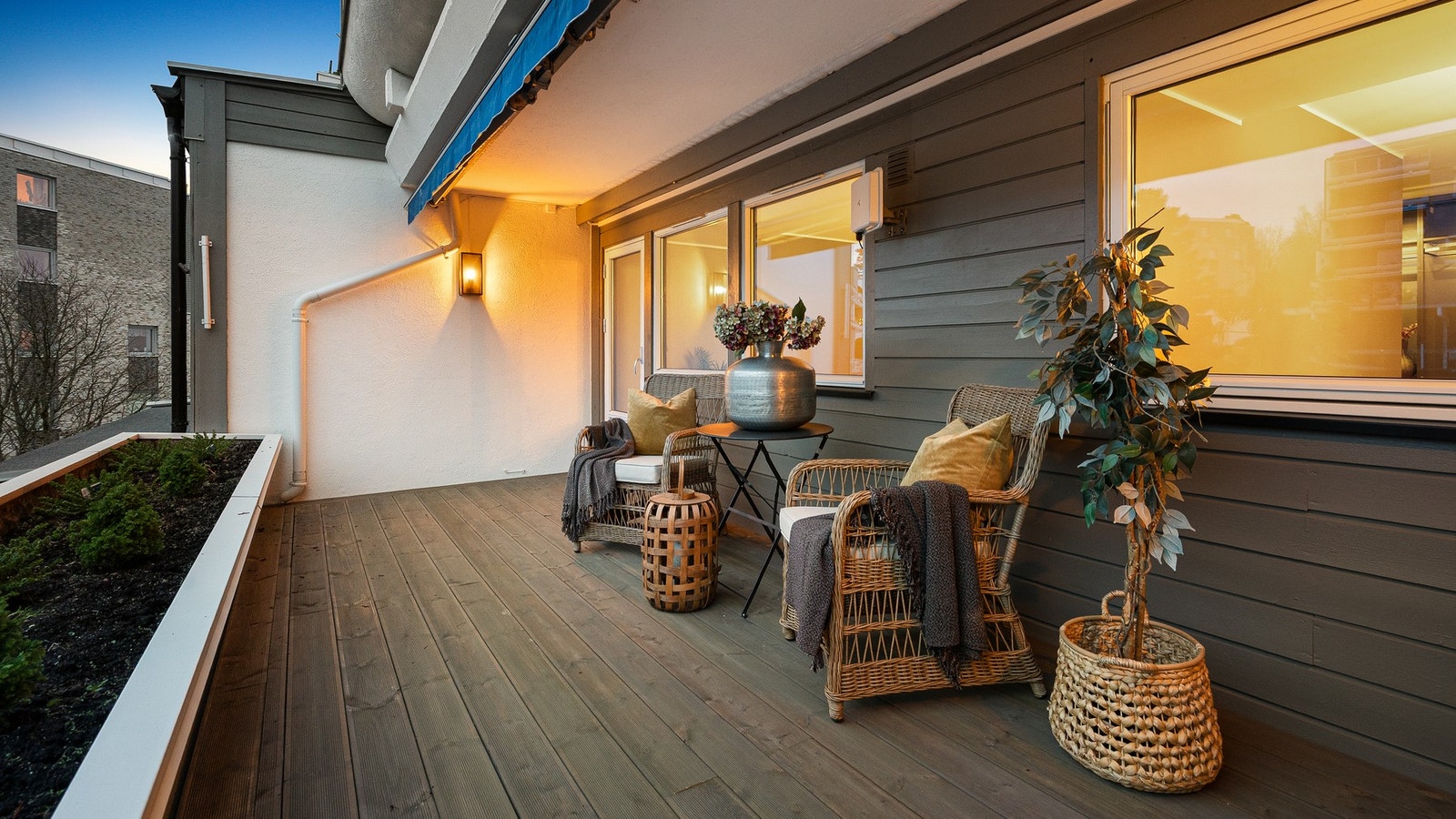 Boligens andre terrasse med nytt terrassegulv og ny duk på elektrisk markise (duk ble byttet etter foto). Galleribilde