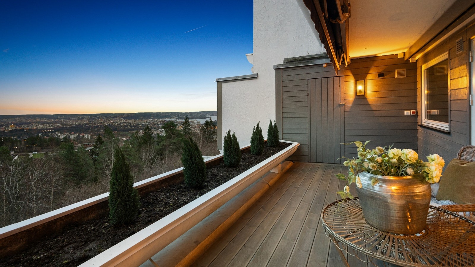 Nytt terrassegulv og ny duk på elektrisk markise. Romslig bod for oppbevaring. Galleribilde