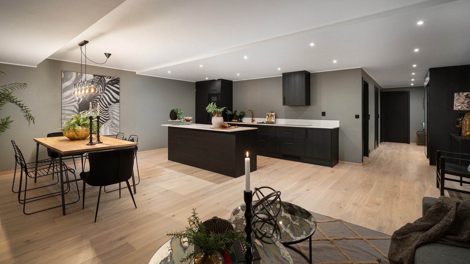 Downlights over kjøkkensone sikrer god belysning på arbeidsplass. Galleribilde