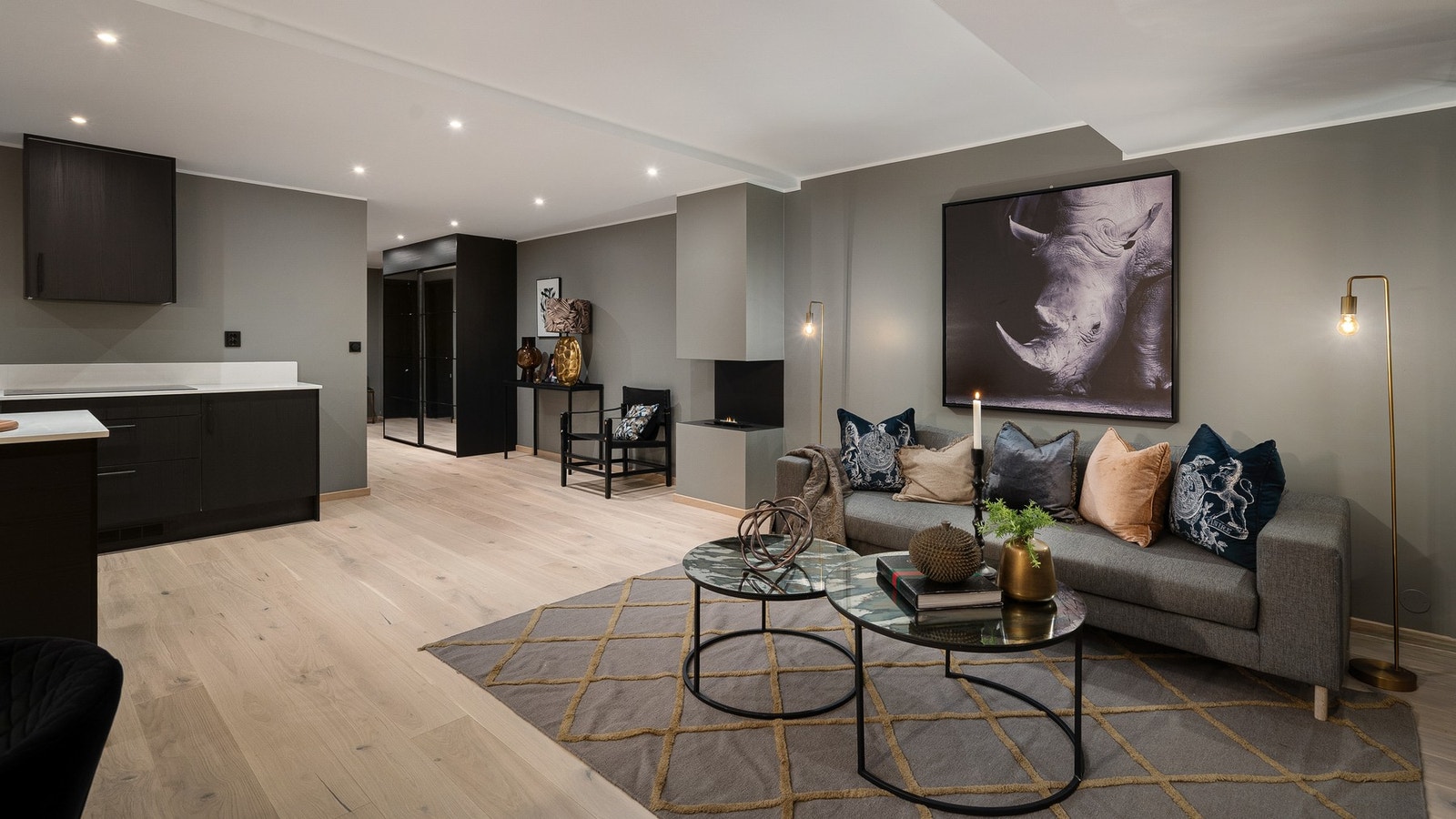 Stor entre / hall med romslig skyvedørsgarderobe. Galleribilde