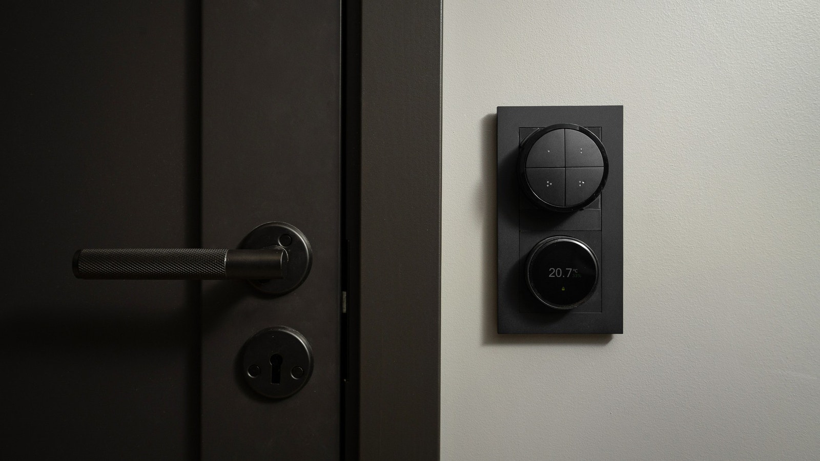 Lys og varme er styrt både fra app og brytere på vegg. Galleribilde