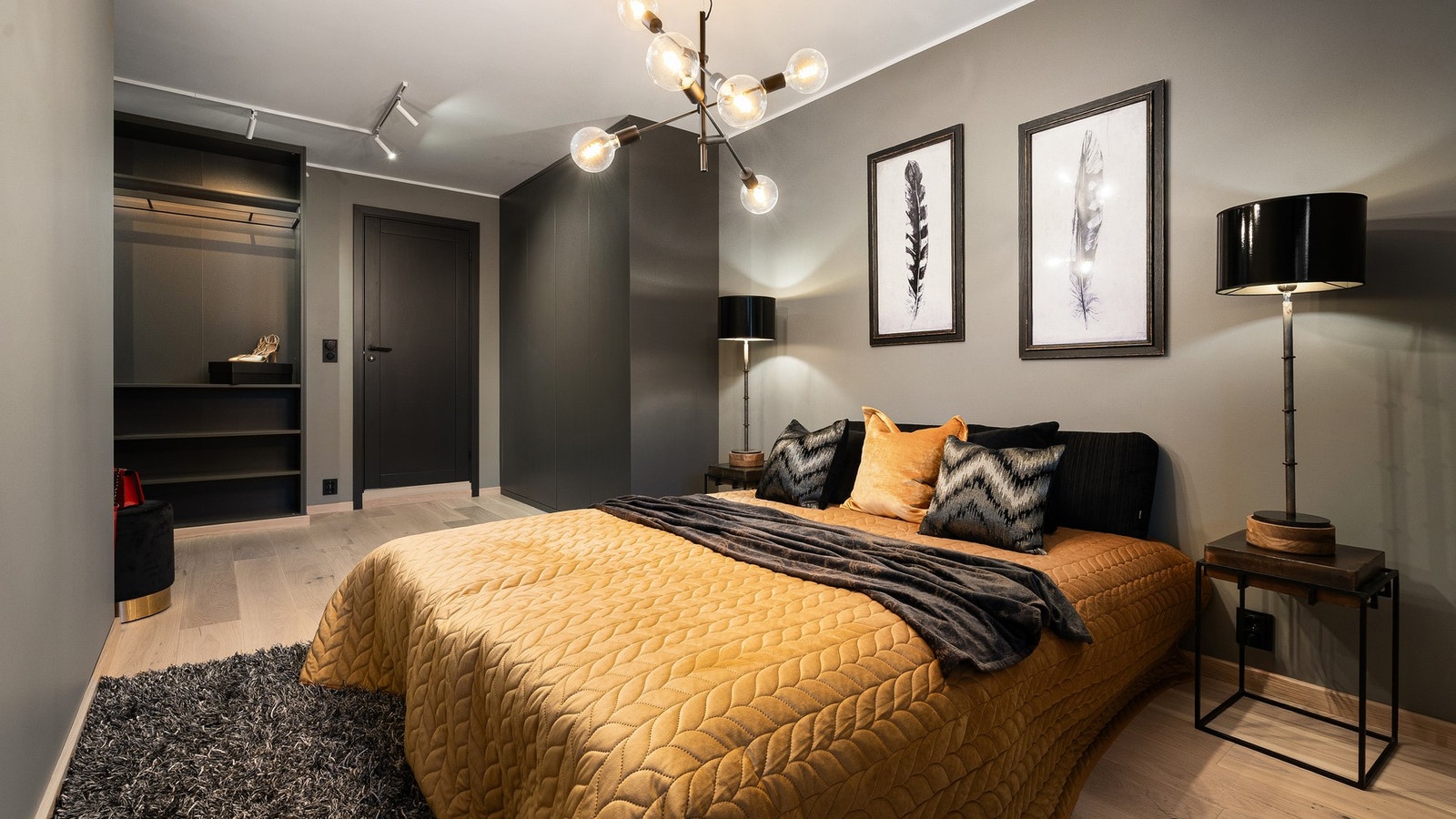 Hovedsoverom med tilhørende en suite bad. Galleribilde