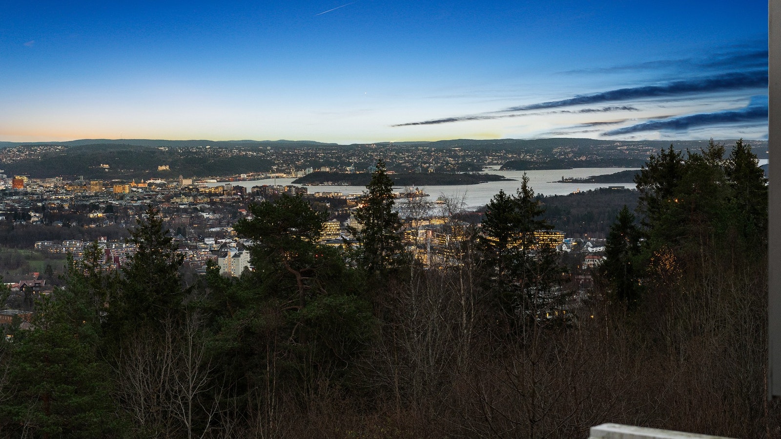 Fantastisk utsikt som byr på både Holmenkollen og Oslofjorden. Galleribilde