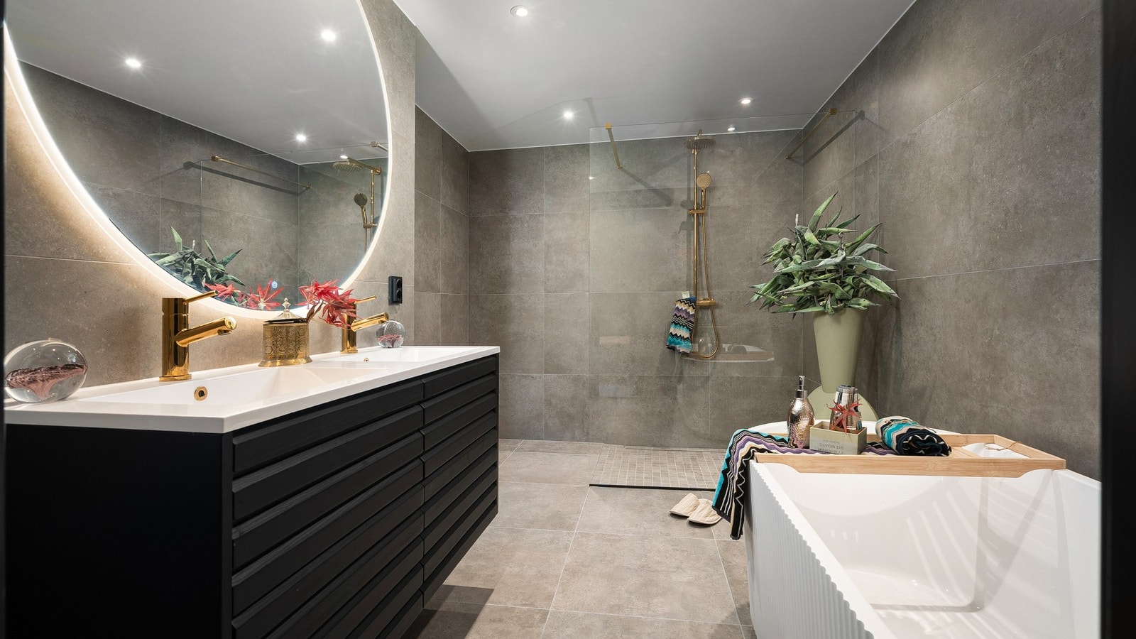 Stort bad tilhørende hovedsoverom. Dobbel vask, stor dusj og badekar - pusset opp av fagfolk i 2025. Galleribilde