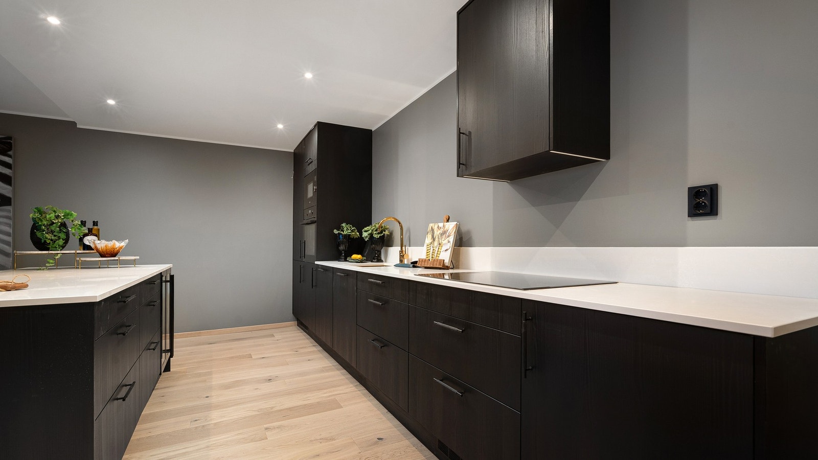 HTH kjøkkeninnredning med AEG hvitevarer. 80 cm bred induksjonstopp. Galleribilde