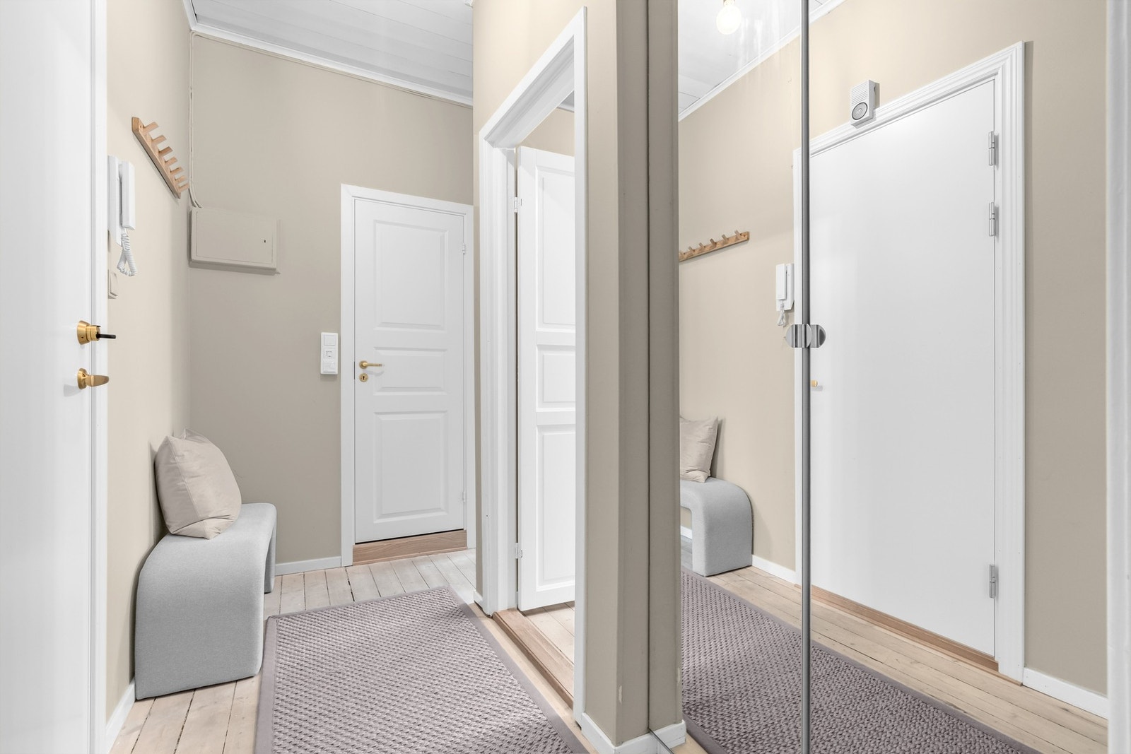 God plass for avheng av yttertøy og sko Galleribilde