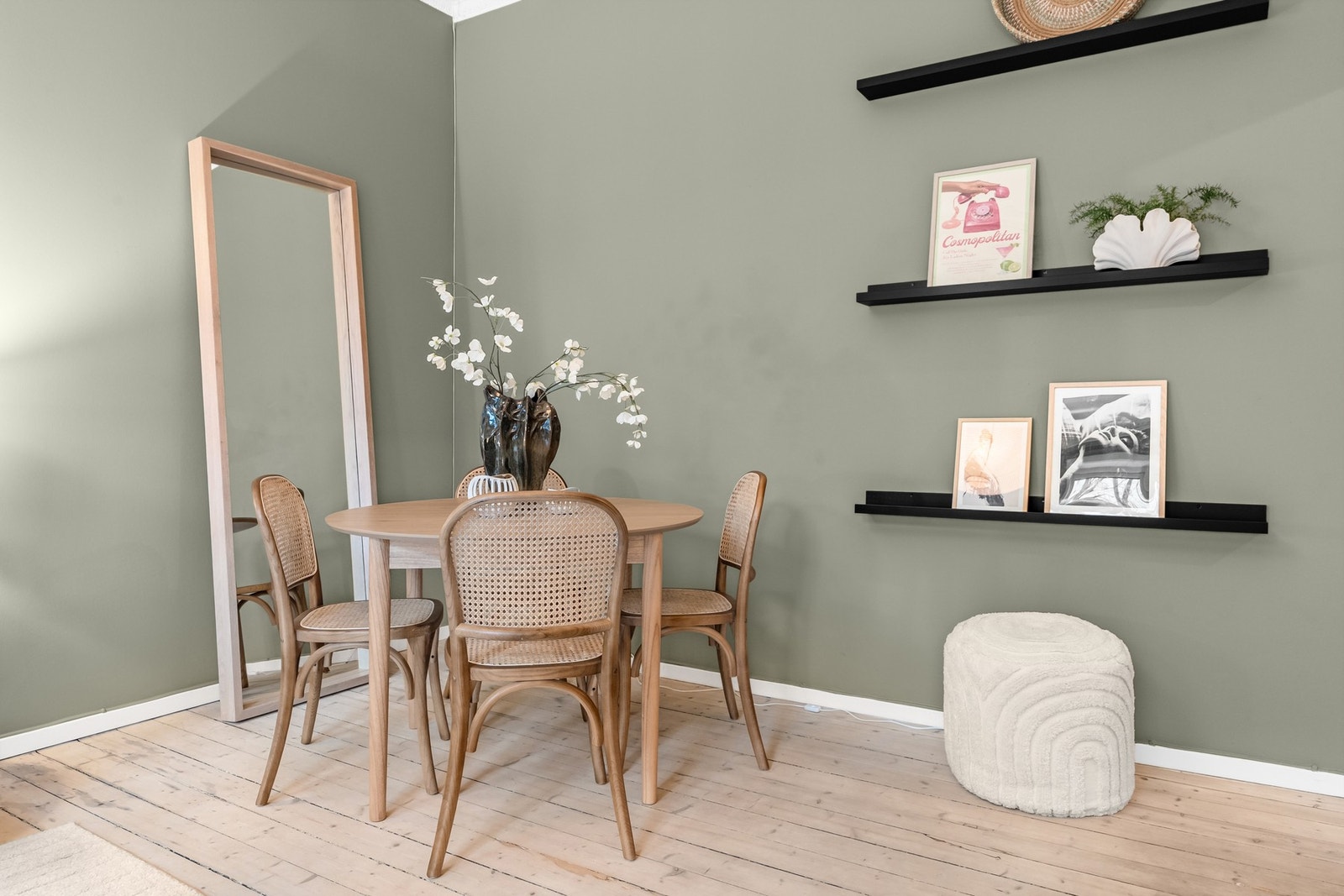 God plass til spisegruppe i stue Galleribilde