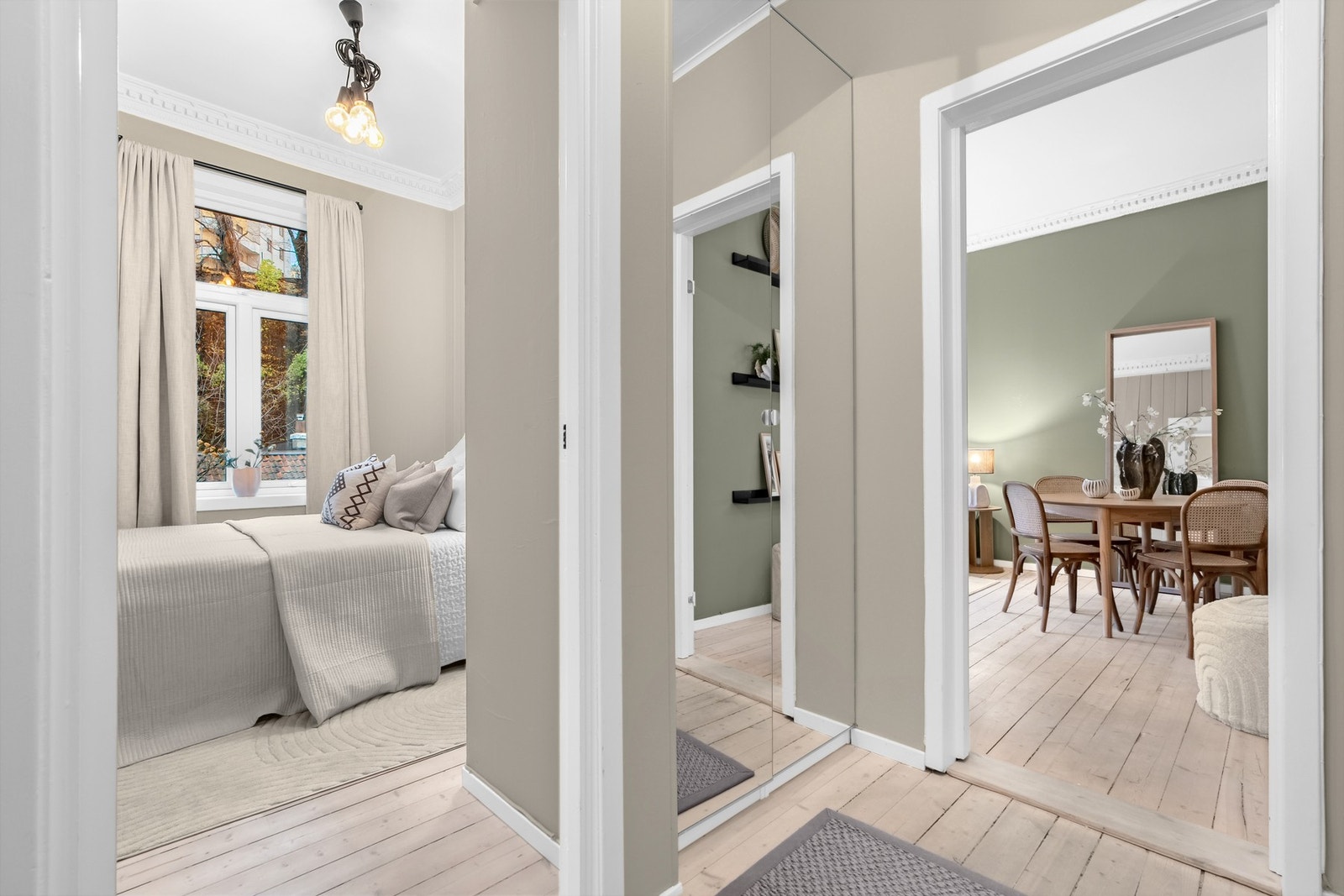 Fra entréen er det videre adkomst til soverommet og badet Galleribilde