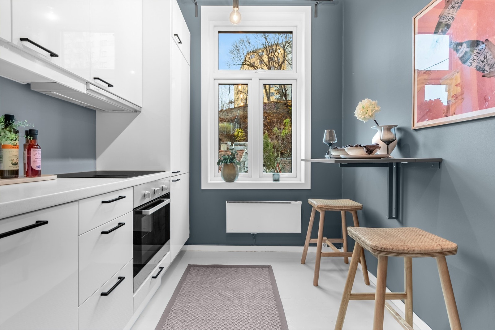 Flott, separat kjøkken med integrerte hvitevarer Galleribilde