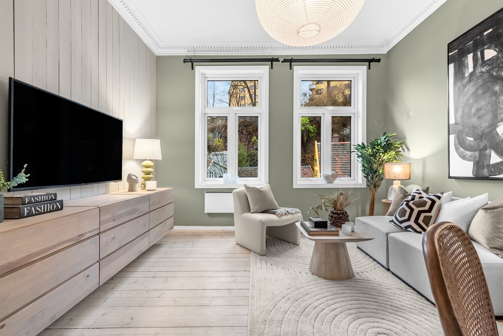 Store, klassiske vinduer som slipper inn rikelig med naturlig lys og skaper en behagelig atmosfære Galleribilde