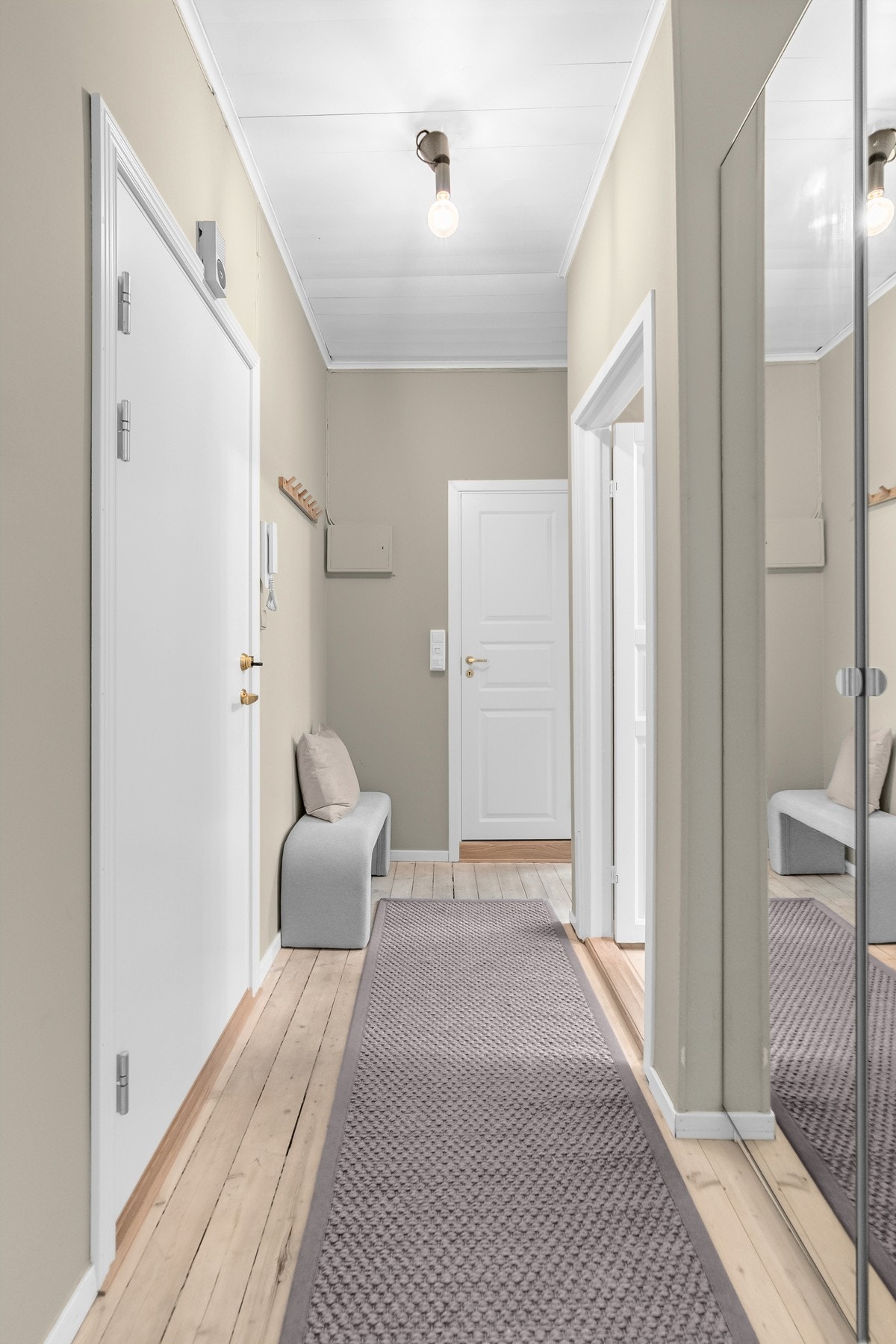 Trivelig entré med garderobeskap Galleribilde