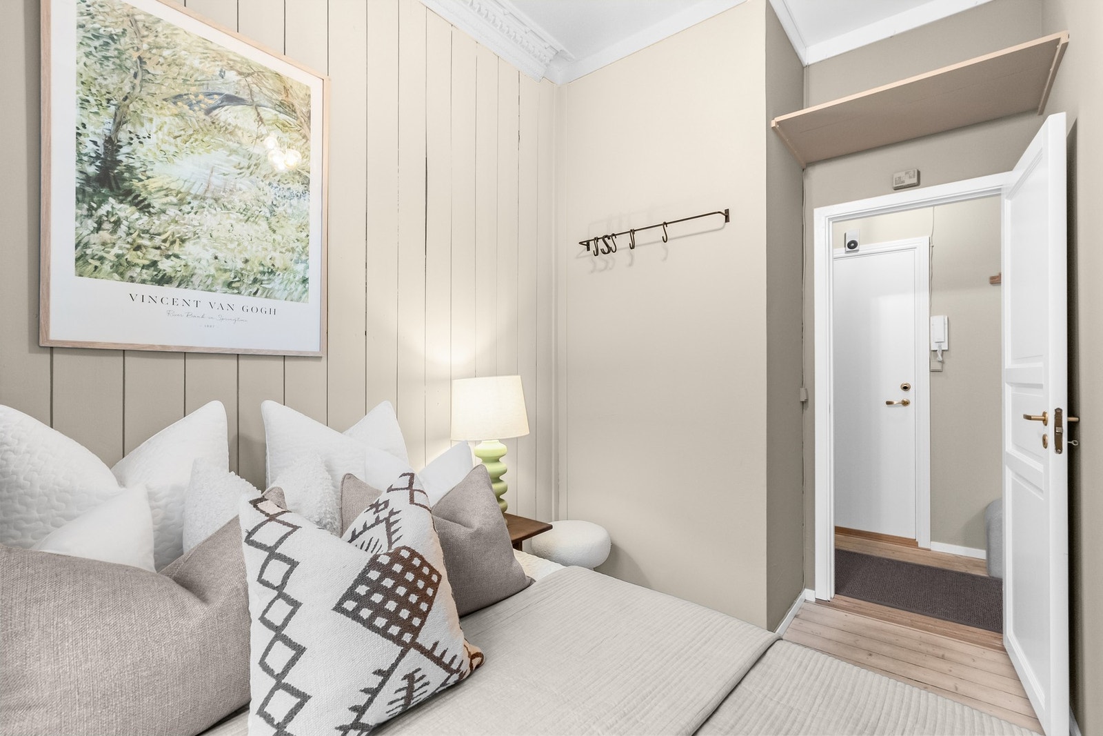 God plass til dobbeltseng, nattbord og annet ønsket møblement Galleribilde