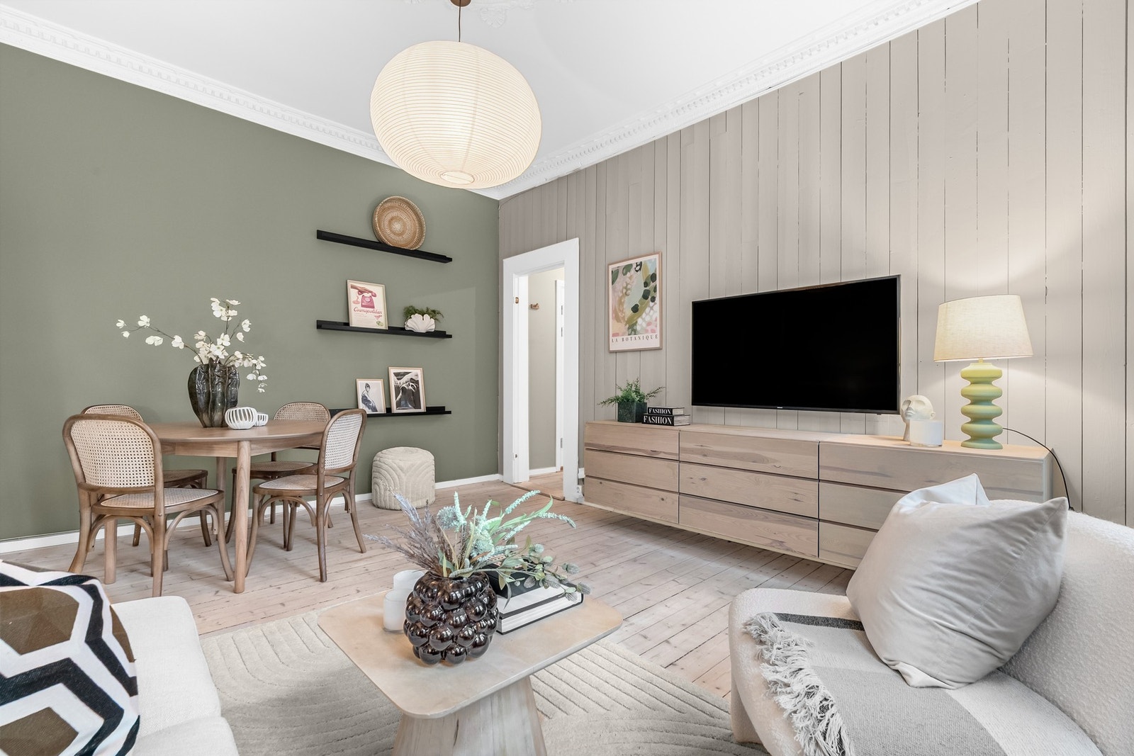 Lys og innbydende stue med flotte fargevalg på vegger og sjarmerende tregulv Galleribilde