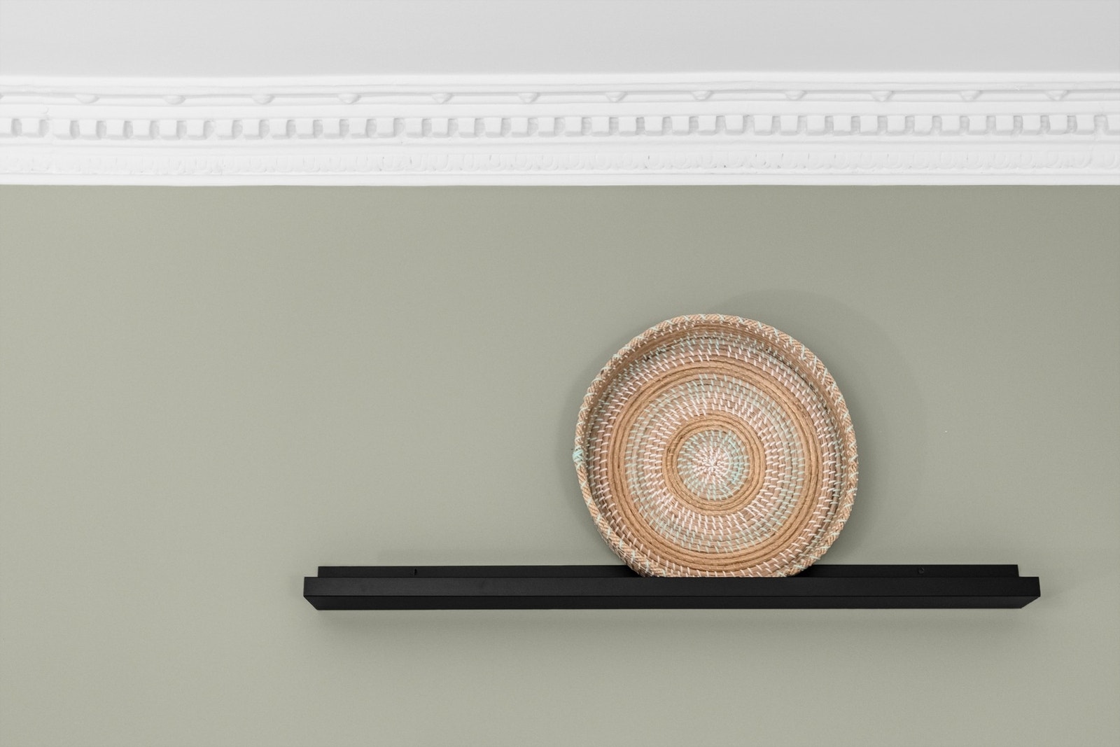 Stuen er utsmykket med flotte stukkaturlister som setter et unikt særpreg Galleribilde