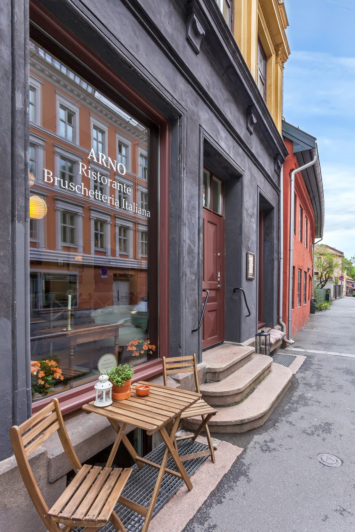 Det er kort gangavstand til et bredt utvalg av butikker, hyggelige kafeer, restauranter og kulturelle tilbud Galleribilde