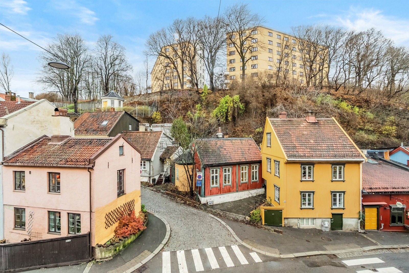 Fantastisk utsikt på nydelige Damstredet. Her bor du med kort vei til både servicetilbud, grøntområder og byliv Galleribilde