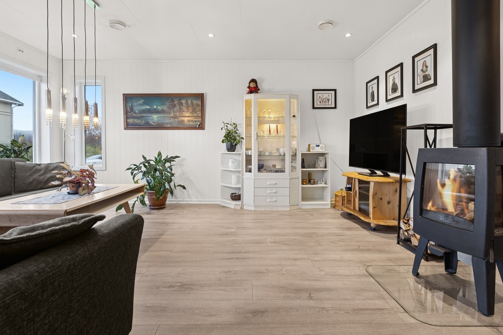 Stor stue med god plass til hele familen foran tv og den gode varmen fra ovnen. Galleribilde