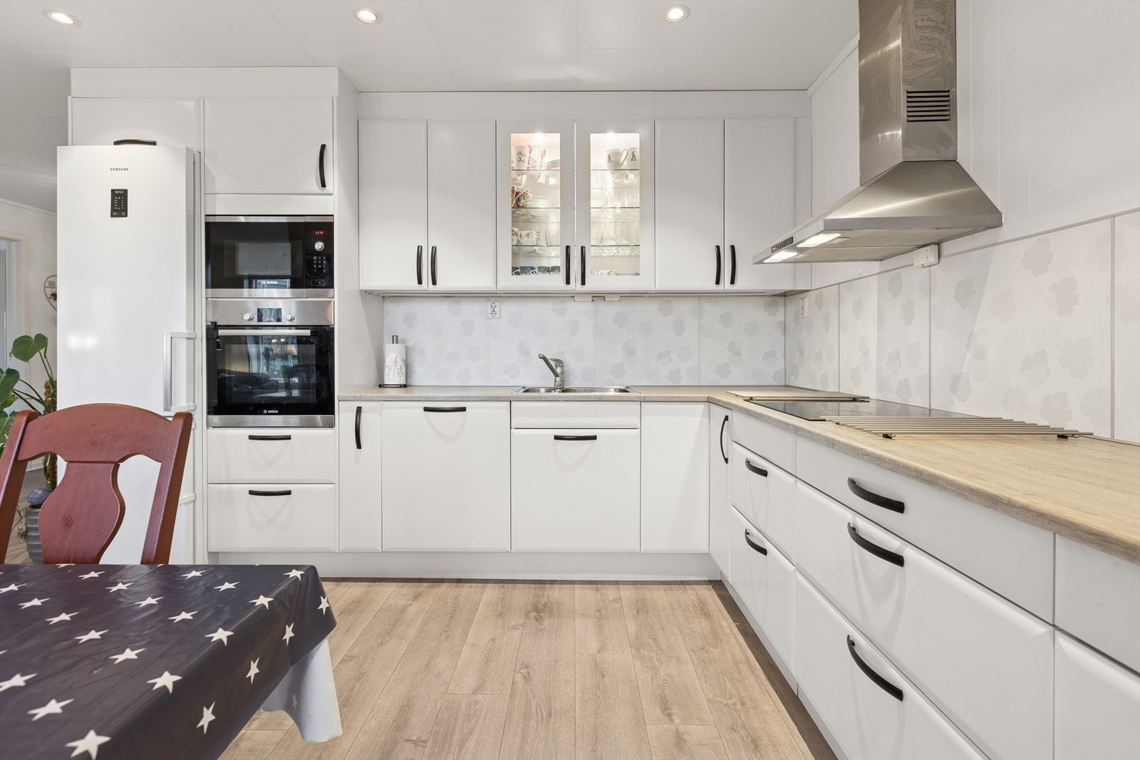 Lyst og innbydende kjøkken med rikelig benkeplass og god oppbevaringskapasitet. Galleribilde