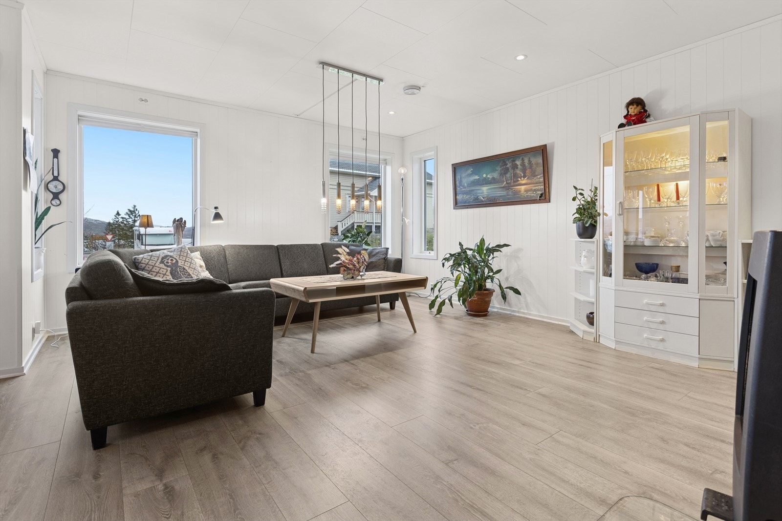 Vi beveger oss videre inn i boligen og kommer direkte inn til stuen. Galleribilde